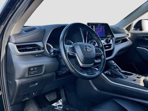 Used 2024 Toyota Highlander XLE FWD image 9