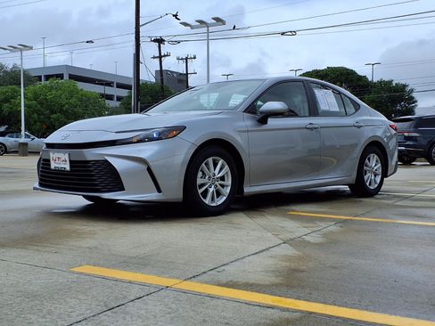 Used 2025 Toyota Camry LE FWD image 1