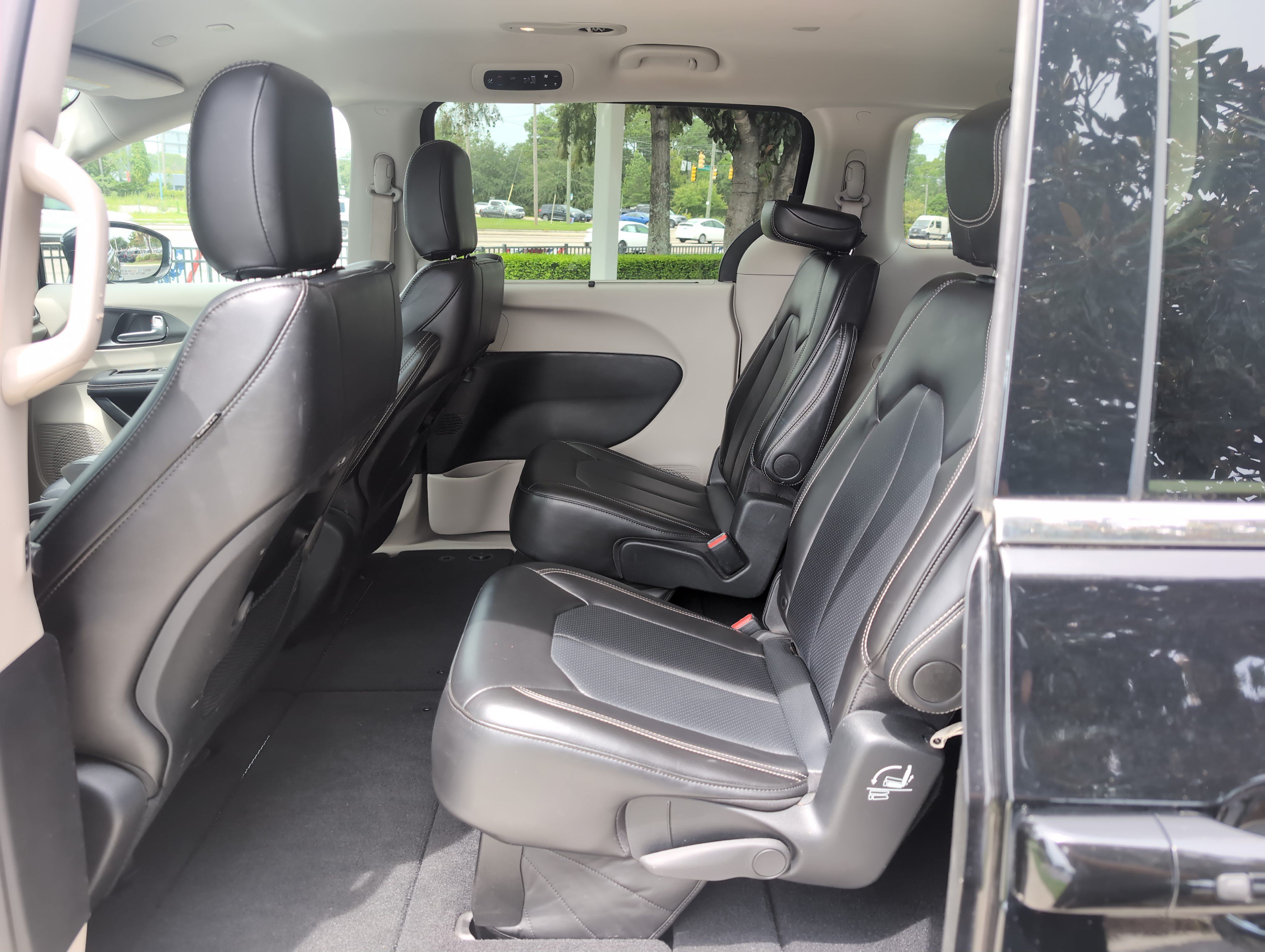 Used 2024 Chrysler Pacifica Touring-L FWD image 29