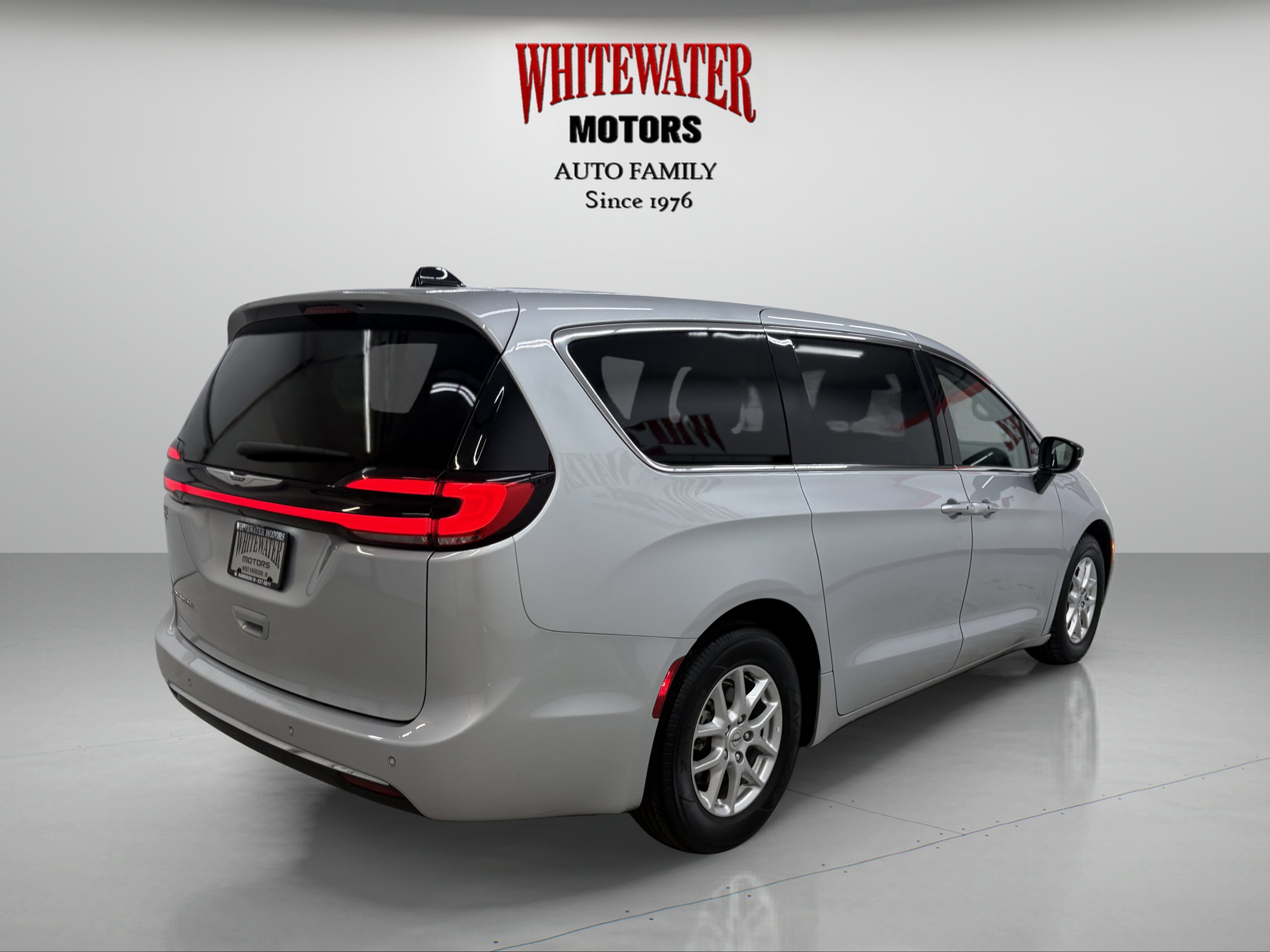 Used 2024 Chrysler Pacifica Touring-L FWD image 4
