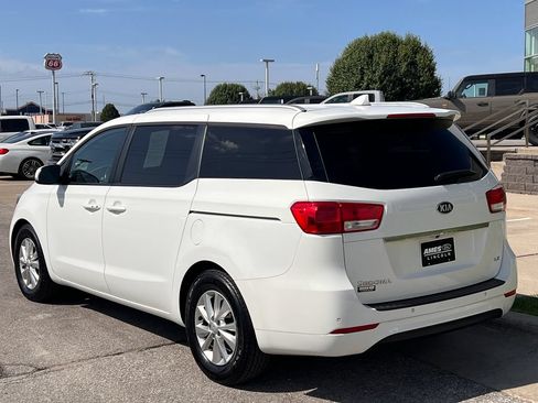 Used 2017 Kia Sedona LX w/ LX Essentials Premium Package FWD image 4