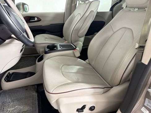 Used 2018 Chrysler Pacifica Limited w/ Tire & Wheel Group FWD image 11