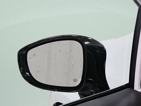 Used 2025 Chrysler Pacifica Select image 23