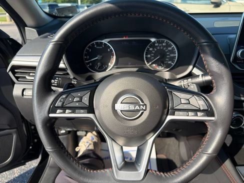 Used 2023 Nissan Altima 2.5 SR FWD image 11