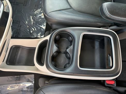 Used 2021 Chrysler Pacifica Touring-L FWD image 25