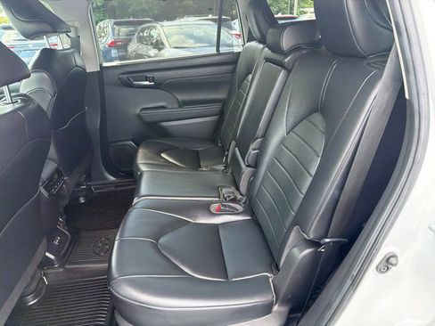 Used 2023 Toyota Highlander XLE AWD/4WD image 22