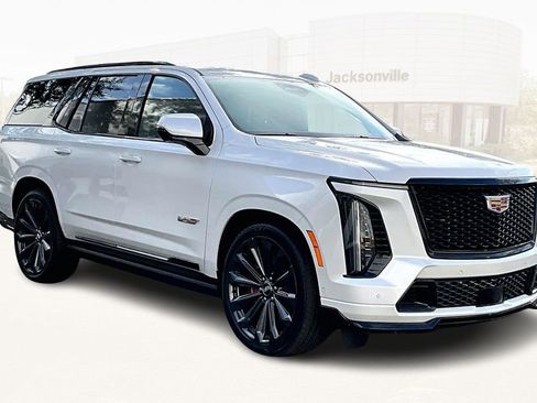 Used 2025 Cadillac Escalade V image 3