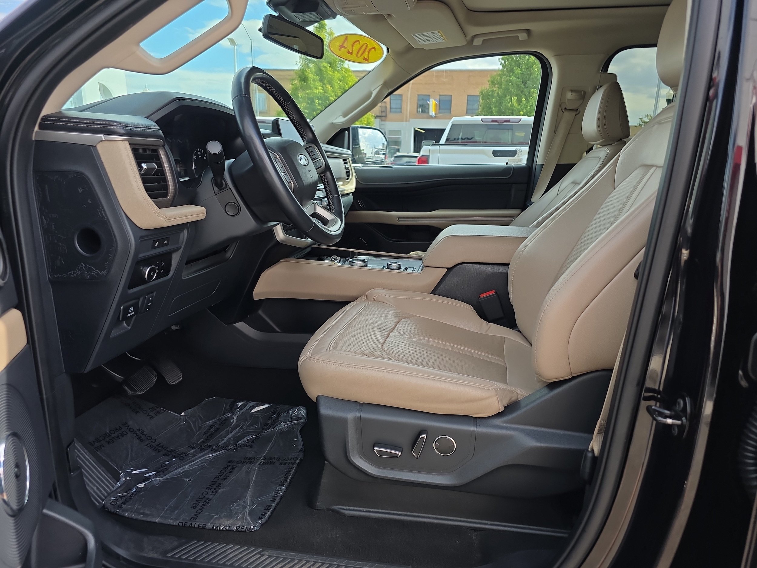 Used 2024 Ford Expedition Limited AWD/4WD image 2