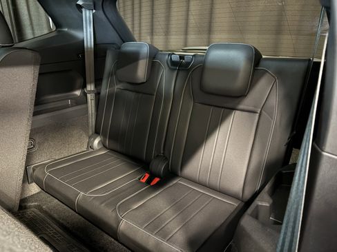 Used 2024 Volkswagen Tiguan SE R-Line image 8