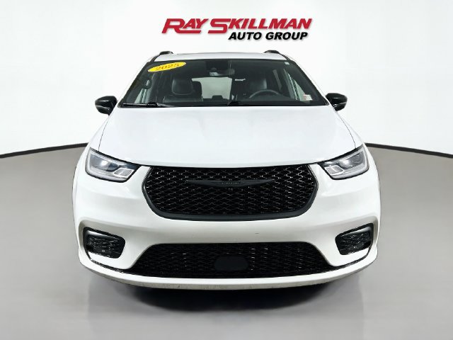 Used 2025 Chrysler Pacifica Limited FWD image 2