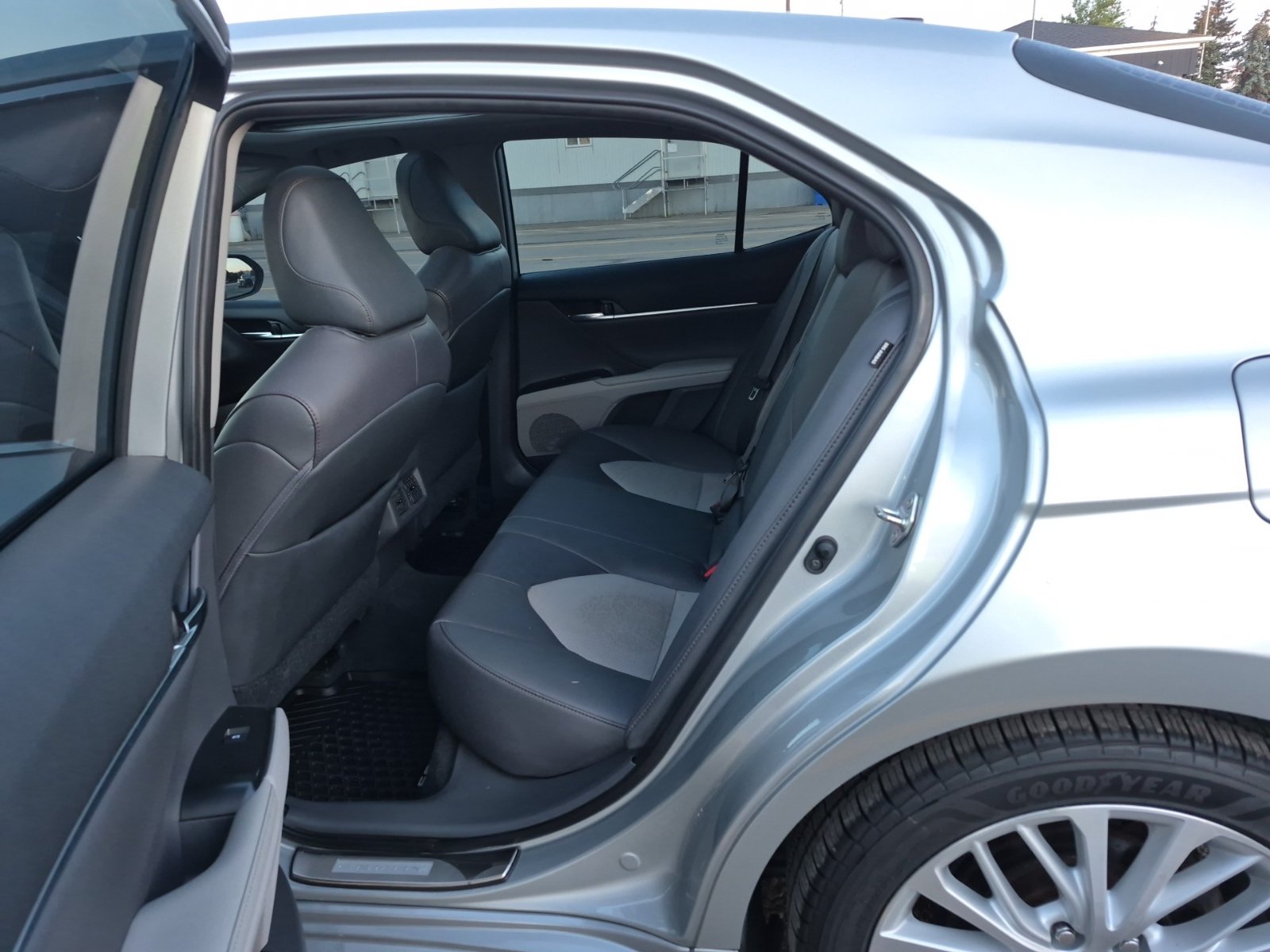 Used 2020 Toyota Camry XLE FWD image 9