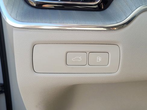 Certified 2024 Volvo XC60 T8 Ultimate w/ Protection Package Premier image 17