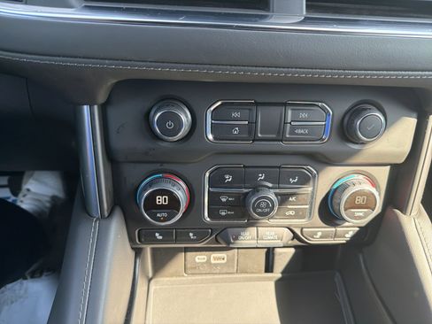 Used 2024 Chevrolet Suburban LT image 15