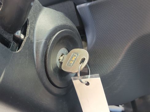 Used 2023 Isuzu NPR image 17