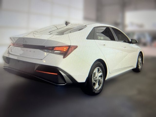Used 2026 Hyundai Elantra SE FWD image 2
