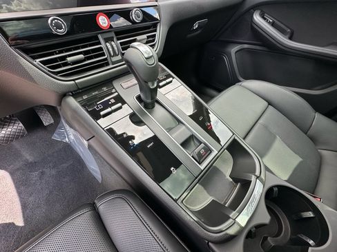 Used 2026 Porsche Macan AWD/4WD image 30