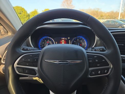 Certified 2023 Chrysler Pacifica Touring-L image 15