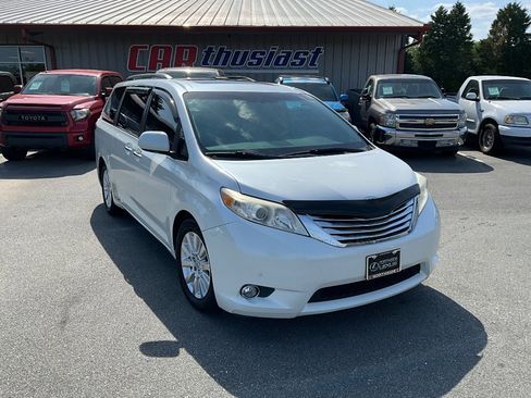 Used 2011 Toyota Sienna Limited image 1
