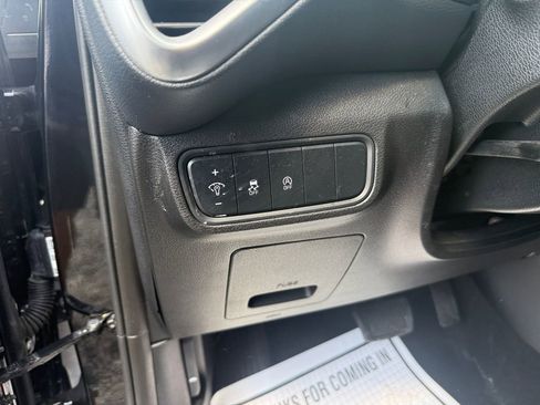 Used 2025 Kia Soul LX w/ LX Technology Package FWD image 17