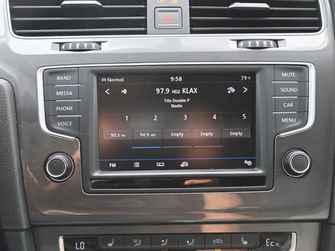 Used 2016 Volkswagen e-Golf SE w/ DC Fast Charging Package image 30