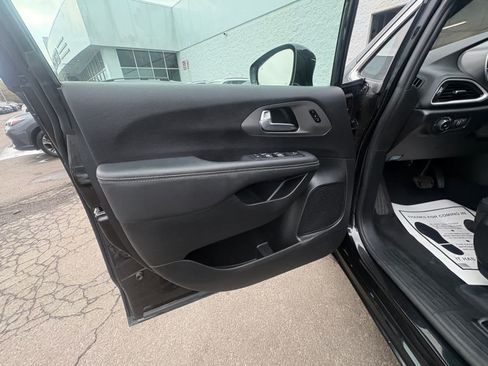 Used 2025 Chrysler Pacifica Select FWD image 11
