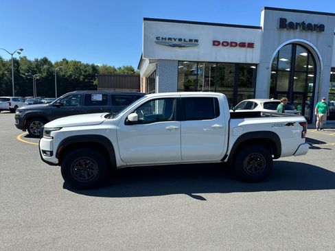Used 2026 Nissan Frontier PRO-4X AWD/4WD image 2