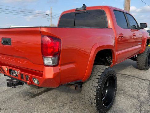 Used 2017 Toyota Tacoma TRD Sport w/ Tow Package (A/T) image 8