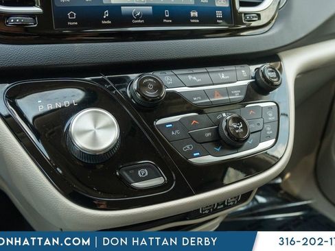 Used 2023 Chrysler Pacifica Touring-L FWD image 10