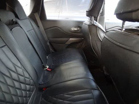 Used 2021 Jeep Cherokee Latitude w/ Mopar Interior Package FWD image 11