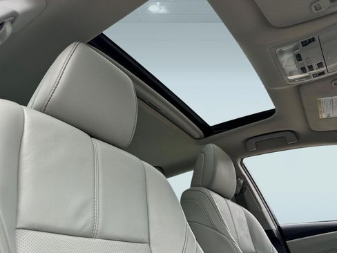 Used 2013 Toyota Avalon Limited w/ Technology Pkg FWD image 26