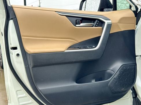 Used 2021 Toyota RAV4 XLE Premium image 12