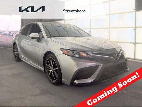 Used 2022 Toyota Camry SE FWD image 1