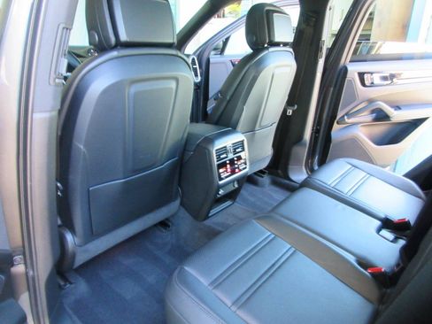 Used 2023 Porsche Cayenne AWD/4WD image 44