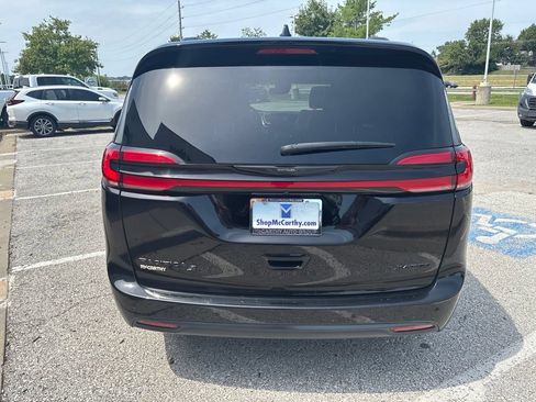 Used 2025 Chrysler Pacifica Limited FWD image 7