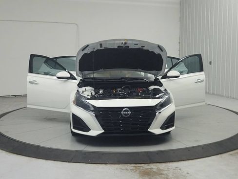 Used 2024 Nissan Altima 2.5 SL FWD image 11
