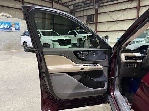 Used 2020 Lincoln Aviator Reserve w/ Equipment Group 201A AWD/4WD image 11