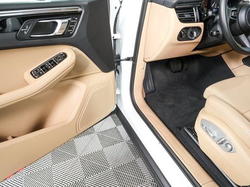 Certified 2025 Porsche Macan image 7