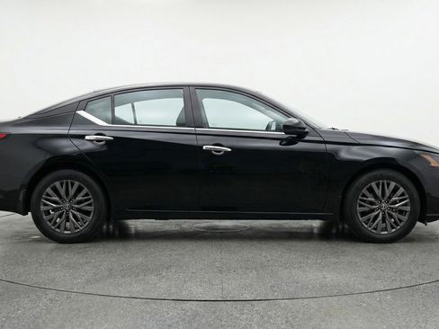 Used 2025 Nissan Altima 2.5 SV image 11