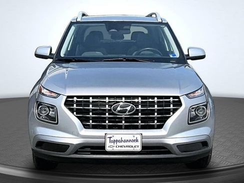 Used 2024 Hyundai Venue SEL FWD image 2