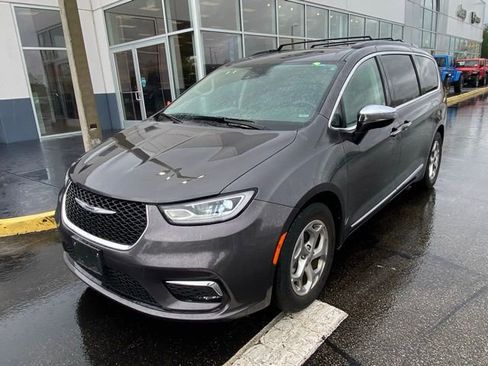 Used 2023 Chrysler Pacifica Limited image 4
