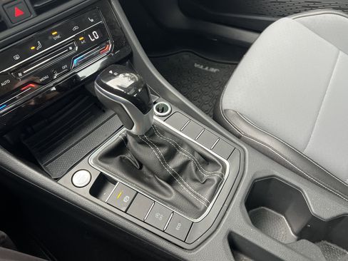 Used 2025 Volkswagen Jetta SE w/ Sunroof Package FWD image 23