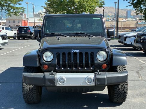 Used 2012 Jeep Wrangler Unlimited Sahara w/ Connectivity Group AWD/4WD image 11