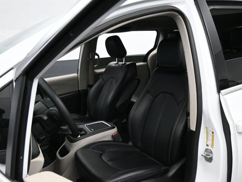 Used 2024 Chrysler Pacifica Select image 10