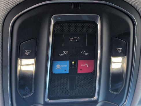 Used 2022 Jeep Grand Cherokee Laredo w/ Luxury Tech Group I image 17