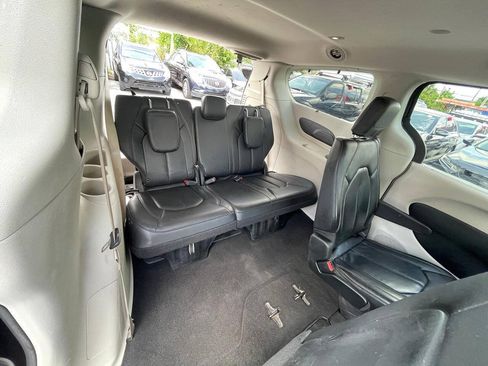 Used 2018 Chrysler Pacifica Touring-L FWD image 13