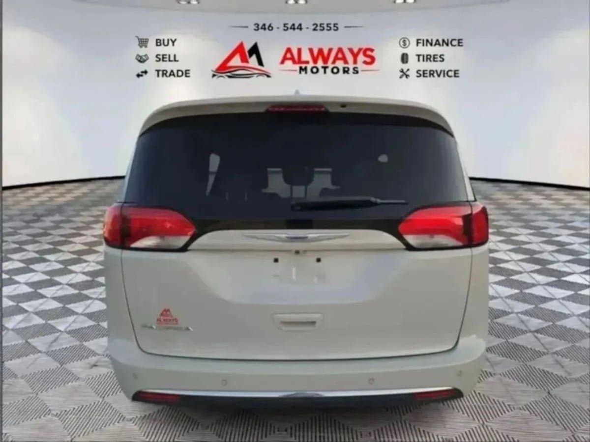 Used 2020 Chrysler Pacifica Touring-L Plus w/ Tire & Wheel Group FWD image 25