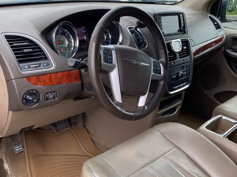 Used 2013 Chrysler Town & Country Touring FWD image 5
