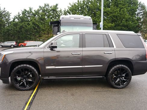 Used 2017 Cadillac Escalade Premium Luxury image 2