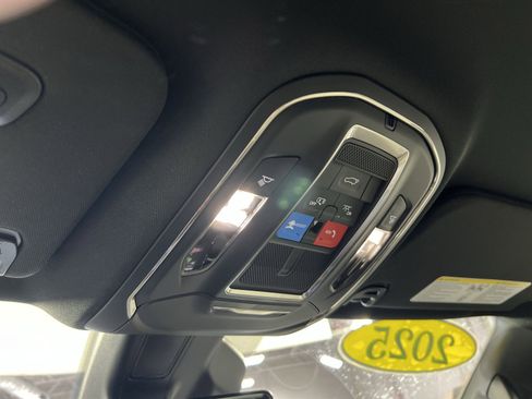 Used 2025 Jeep Wagoneer 4WD image 35