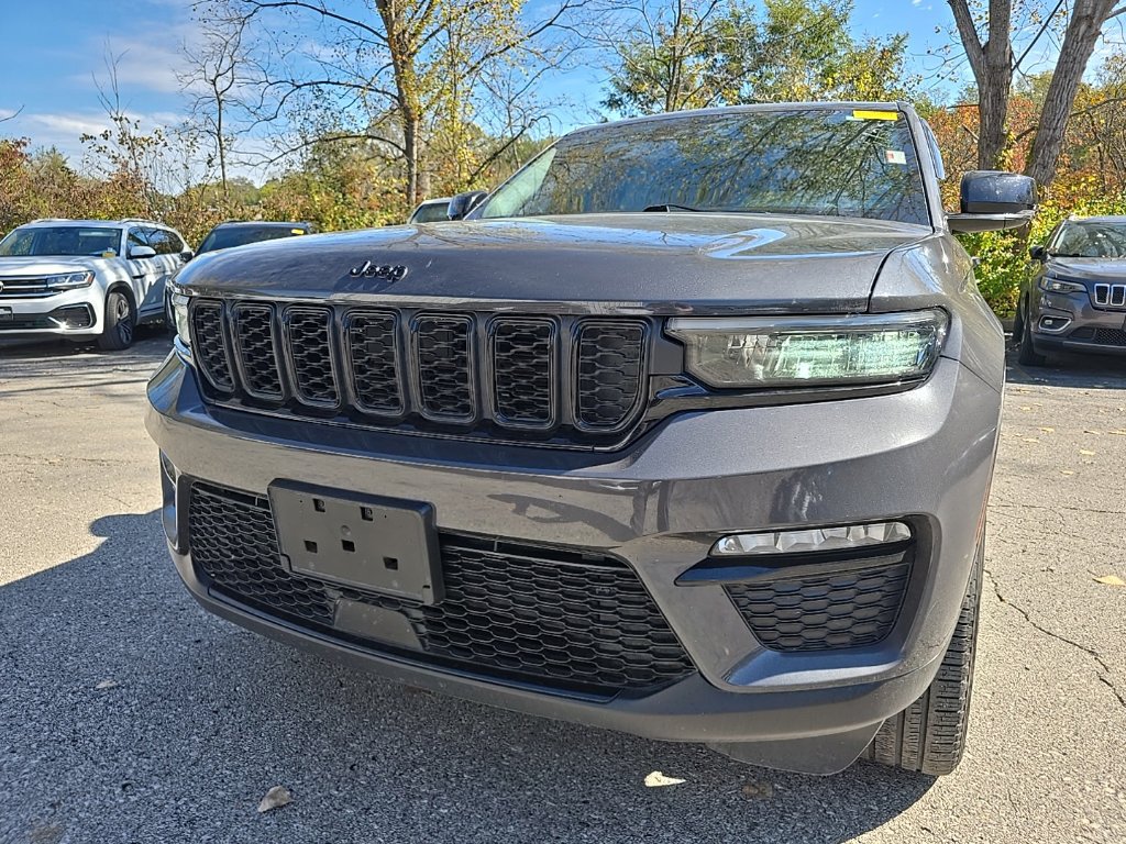 Used 2024 Jeep Grand Cherokee Limited w/ Black Appearance Package AWD/4WD image 12